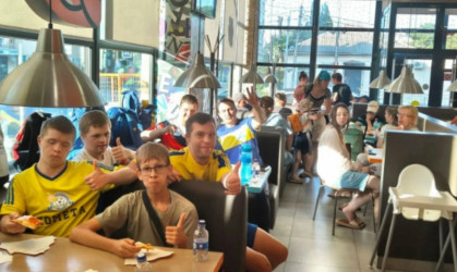 Футбольные команды «Ракета» и «Комета» провели совместную тренировку на пляже Азова