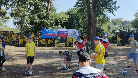 Футбольные команды «Ракета» и «Комета» провели совместную тренировку на пляже Азова