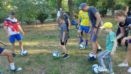 «Летаем вместе»: спортивный праздник для юных футболистов в Азове